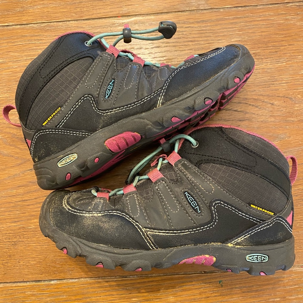 Keen girl’s waterproof hiking boots, size 2